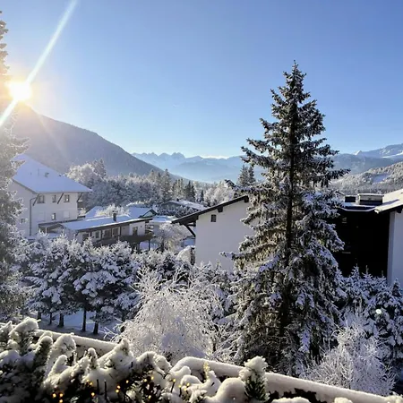 Cristina - Suedbalkon Mit Bergblick